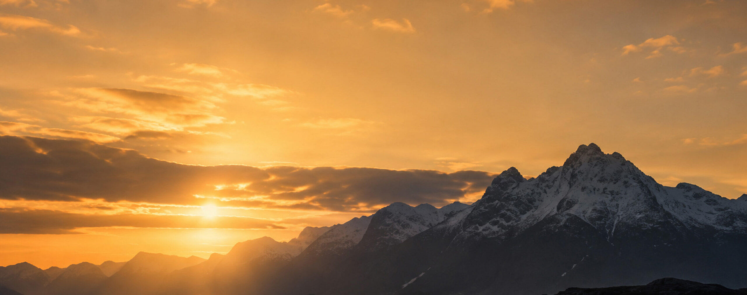 Bergtoppen bij zonsopgang, sfeerbeeld van Aligned Partners, executive search en headhunting in België