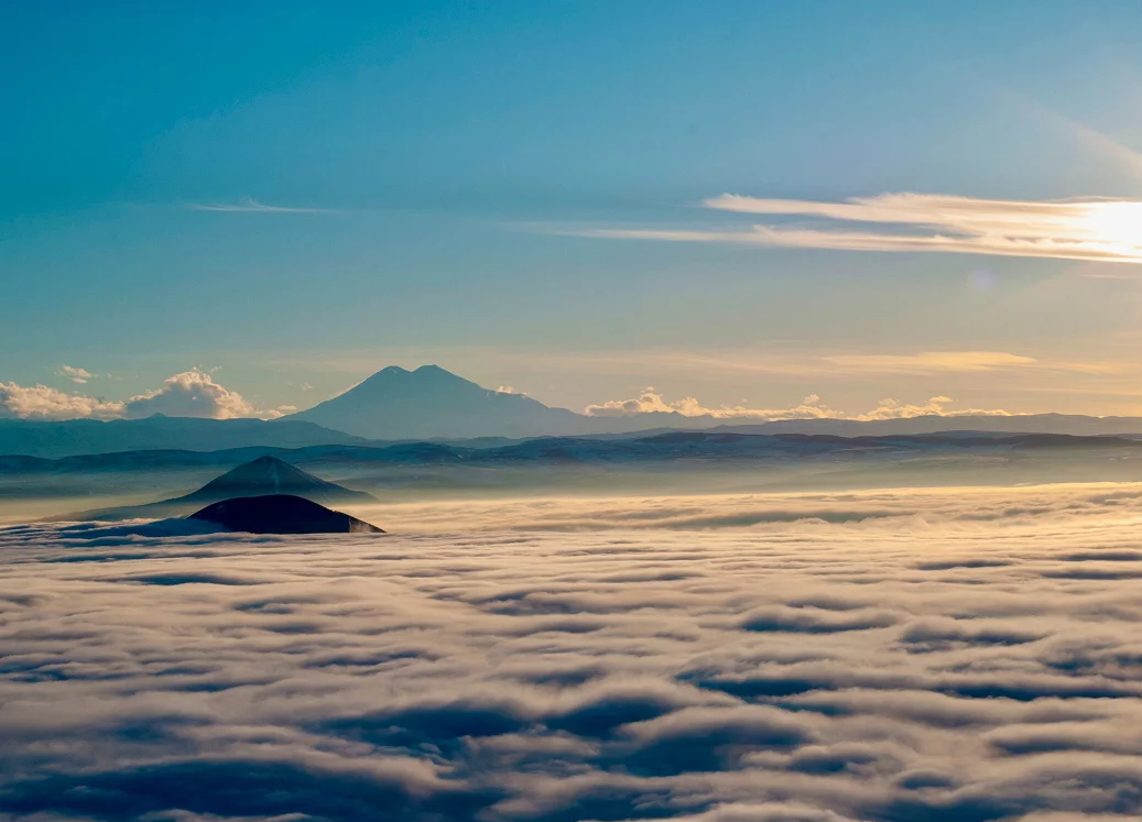 Mountain peaks above a sea of clouds, brand image of Aligned Partners, interim management and leadership advisory in Belgium